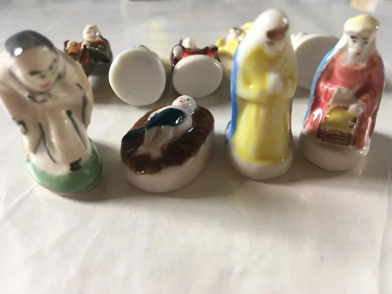 9 fèves série 'crèche provençale' - neufs – photo 3